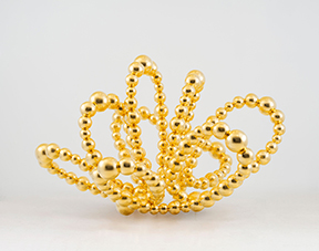 Kultaisista helmistä tehty Jean-Michel Othonielin teos muistuttaa muodoltaan kruunua.