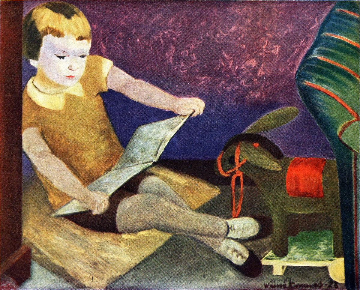 Maalaus, jonka vasemmassa laidassa pieni tyttö keltaisessa mekossa lukee suurta kirjaa. Oikealla leluaasi ja vihreän sohvan kulma.